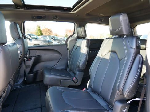 New 2026 Chrysler Pacifica Select image 30