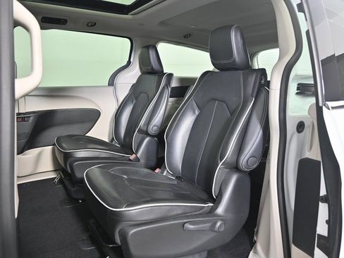 Used 2022 Chrysler Pacifica Limited image 19