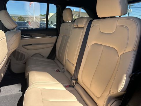 Used 2023 Jeep Grand Cherokee Limited image 12