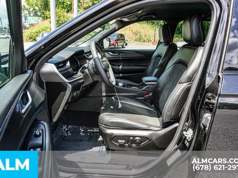 Used 2025 Jeep Grand Cherokee Altitude AWD/4WD image 18