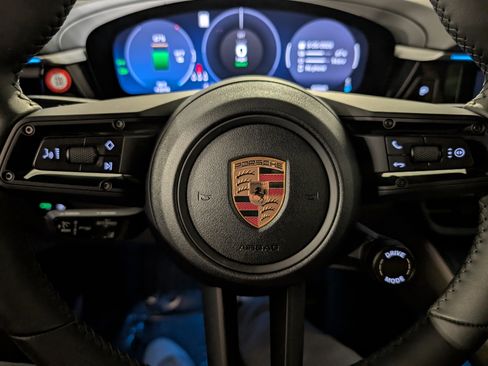 Certified 2025 Porsche Macan Electric image 25