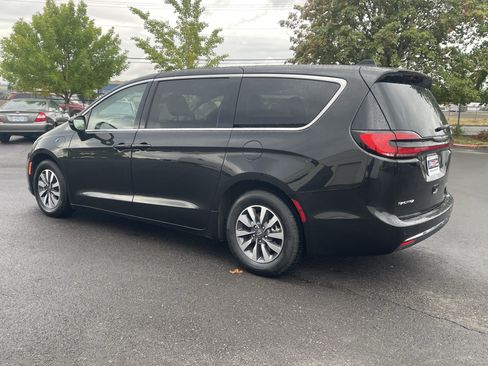 Used 2023 Chrysler Pacifica Touring-L FWD image 3