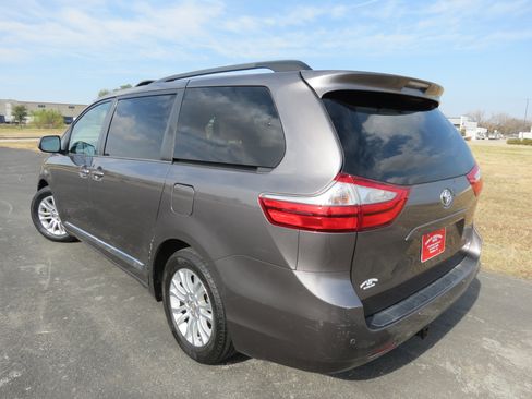 Used 2015 Toyota Sienna XLE Premium image 5