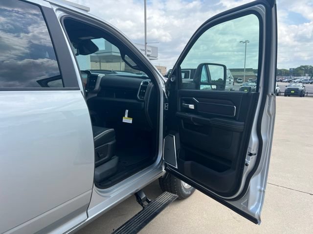 New 2026 RAM 2500 Laramie AWD/4WD image 16