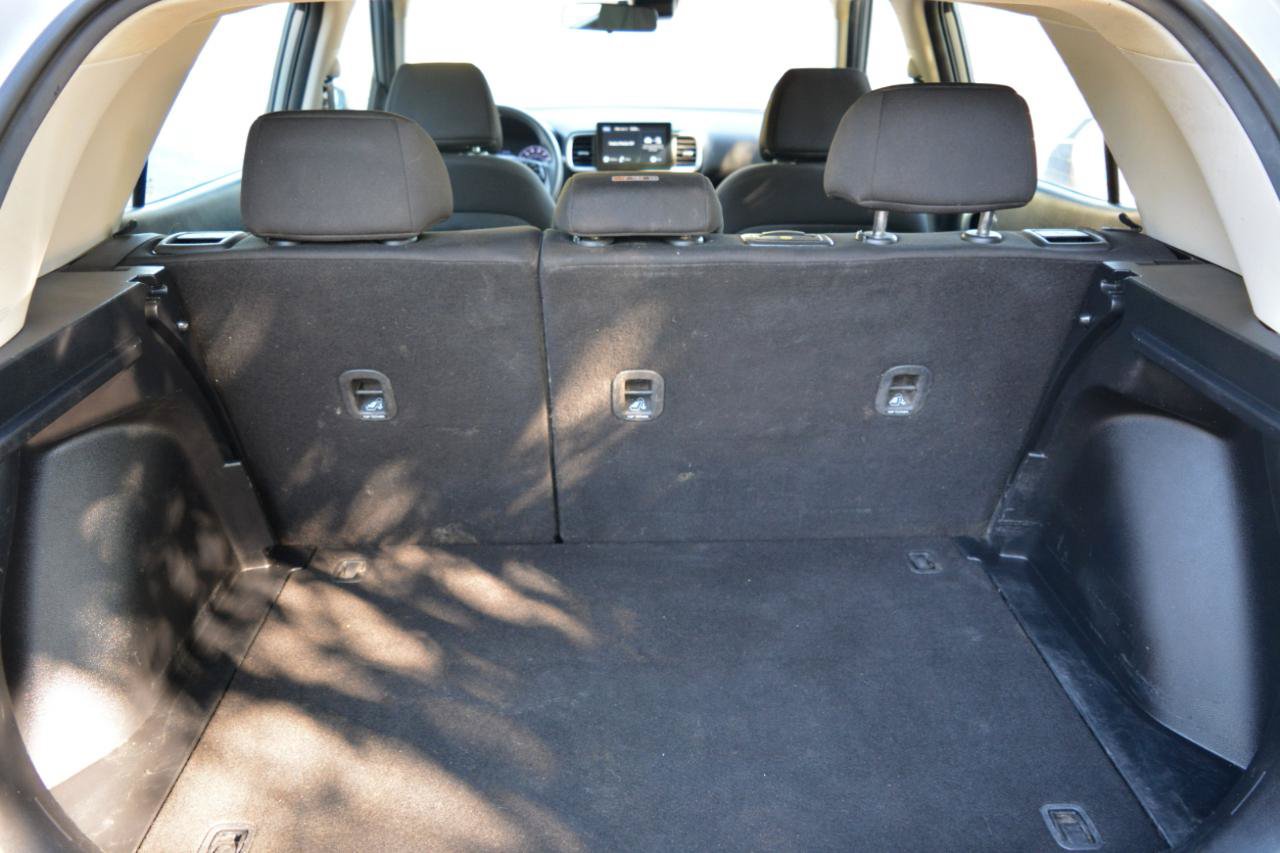 Used 2021 Hyundai Venue SE FWD image 13