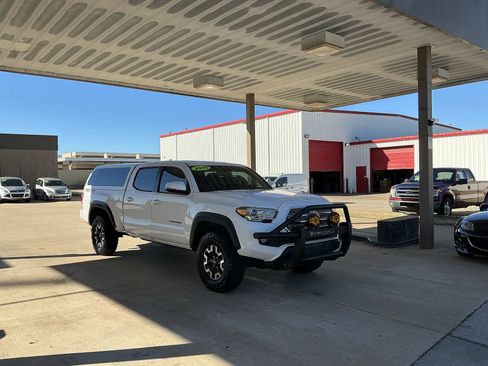 Used 2016 Toyota Tacoma TRD Off-Road image 3