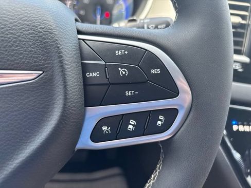 Used 2025 Chrysler Pacifica Select FWD image 22