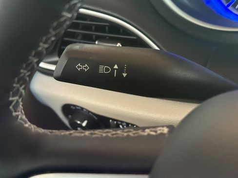 Used 2023 Chrysler Pacifica Touring-L FWD image 32