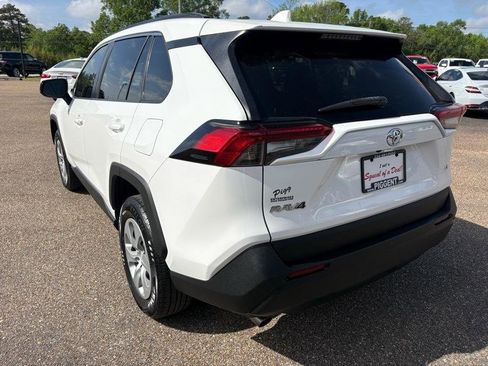Used 2021 Toyota RAV4 LE image 8
