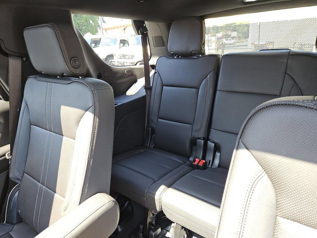 Used 2025 Chevrolet Tahoe High Country AWD/4WD image 13