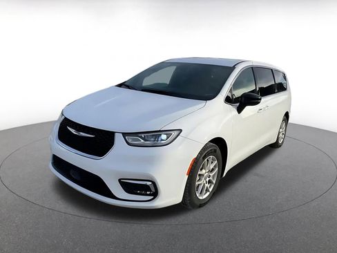 Used 2025 Chrysler Pacifica Select image 7