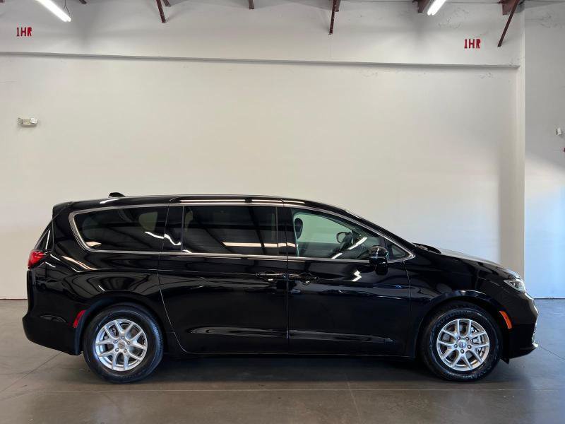 Used 2024 Chrysler Pacifica Touring-L FWD image 2