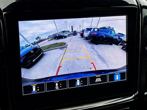 Used 2022 Chevrolet Traverse LT w/ LT Premium Package image 19