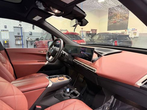 Used 2023 BMW iX xDrive50 w/ Premium Package AWD/4WD image 28