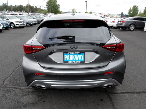 Used 2018 INFINITI QX30 Premium w/ Navigation Package image 4