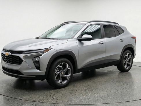 Used 2025 Chevrolet Trax LT image 3