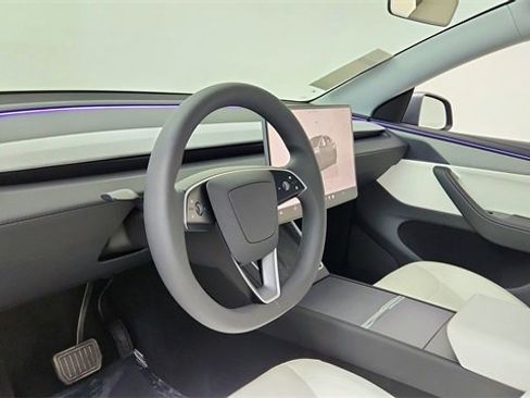 Used 2026 Tesla Model Y 2WD image 17