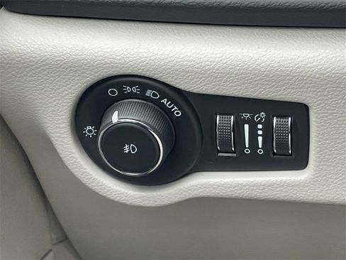 Used 2023 Chrysler Pacifica Touring-L image 19