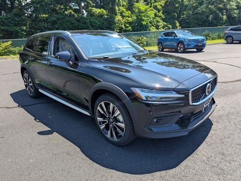 New 2026 Volvo V60 B5 Cross Country Ultra w/ Protection Package Premier image 2