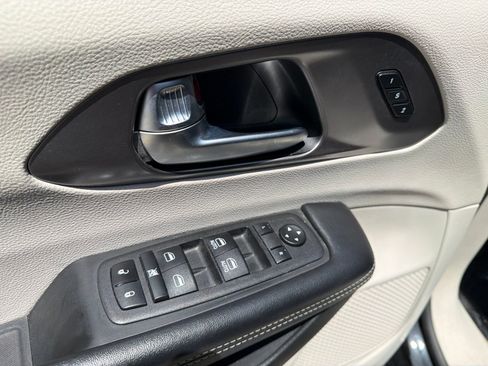 Used 2023 Chrysler Pacifica Touring-L FWD image 14