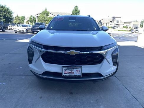 Used 2025 Chevrolet Trax LT FWD image 11