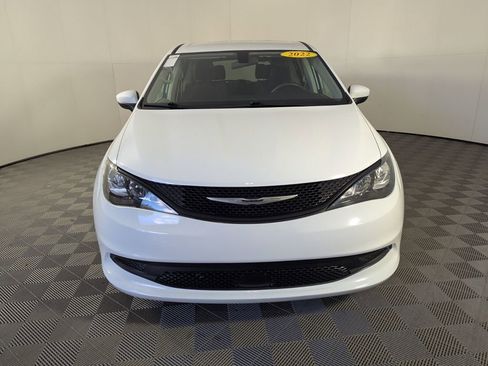 Certified 2022 Chrysler Voyager LX image 3