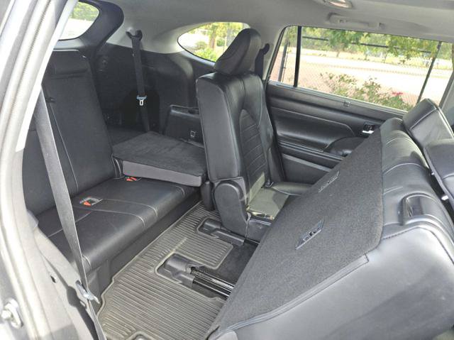 Used 2020 Toyota Highlander XLE FWD image 34