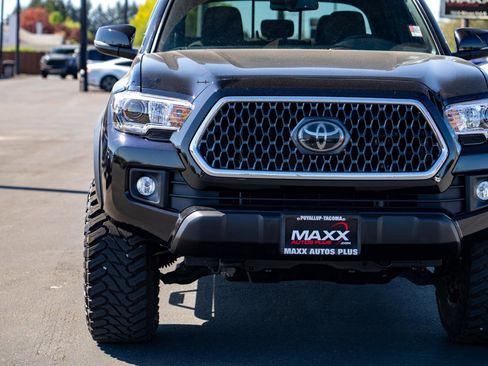 Used 2018 Toyota Tacoma TRD Off-Road AWD/4WD image 5