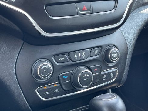 Used 2019 Jeep Cherokee Latitude Plus FWD image 22