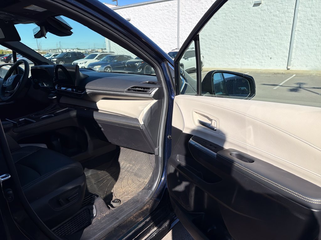 Used 2025 Toyota Sienna Platinum AWD/4WD image 34