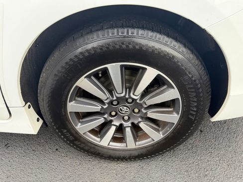 Used 2018 Toyota Sienna LE image 12