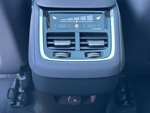 New 2025 Volvo XC90 B6 Core w/ Protection Package Premier AWD/4WD image 13