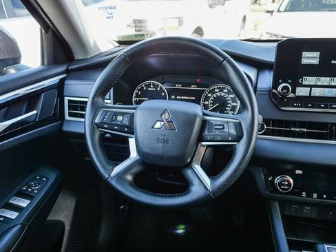 Used 2024 Mitsubishi Outlander SE FWD image 17