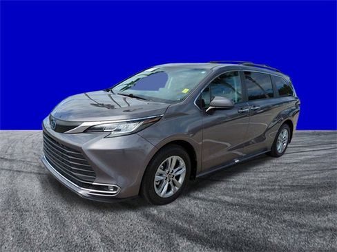 Used 2022 Toyota Sienna XLE image 8