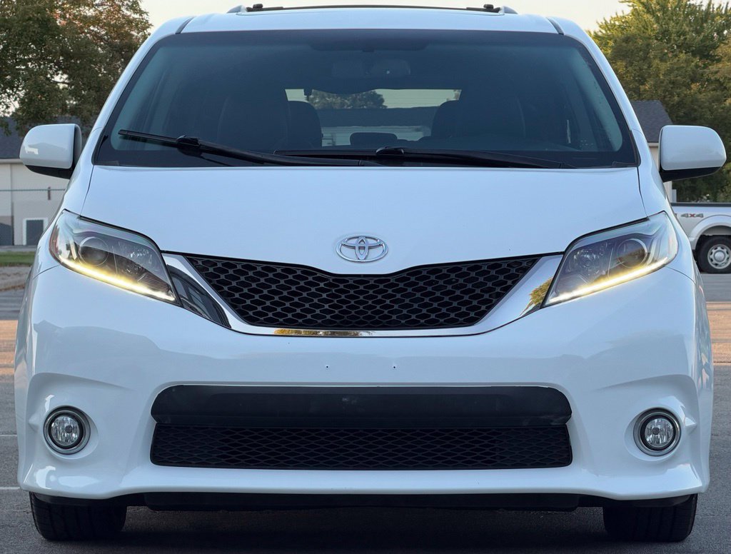 Used 2017 Toyota Sienna SE Premium w/ Outdoor Package FWD image 8