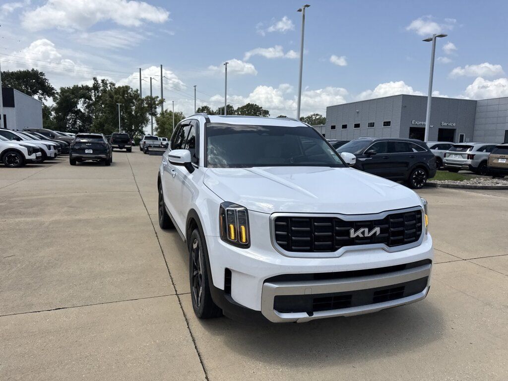 Certified 2024 Kia Telluride S w/ S Sunroof Package FWD image 9