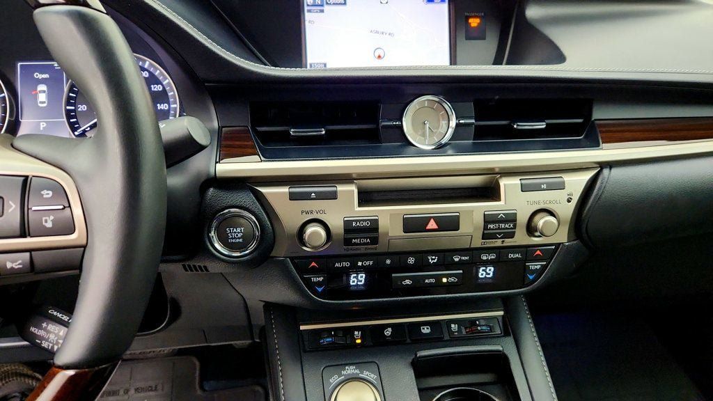 Used 2016 Lexus ES 350 w/ Luxury Package w/Wood Trim FWD image 18