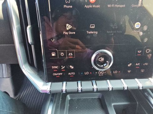 Used 2025 GMC Acadia Elevation w/ Elevation Premium Package FWD image 18