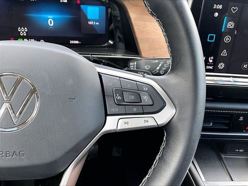 Used 2024 Volkswagen Atlas SE AWD/4WD image 16