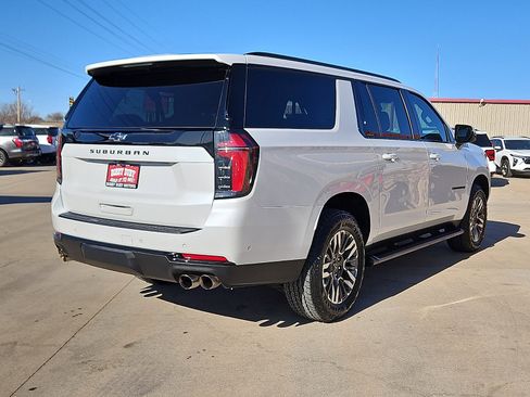 Used 2025 Chevrolet Suburban Z71 image 3