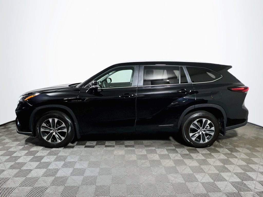 Used 2025 Toyota Highlander XLE AWD/4WD image 4
