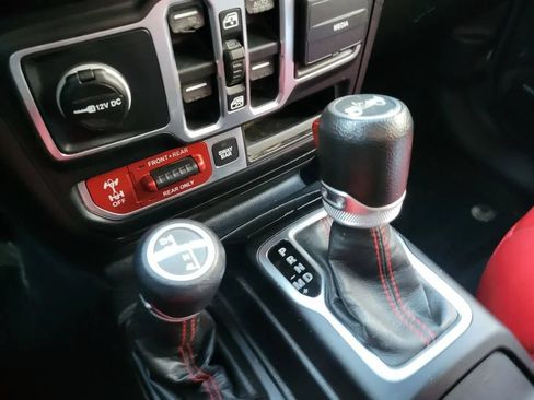 Used 2018 Jeep Wrangler Unlimited Rubicon w/ Dual Top Group AWD/4WD image 17