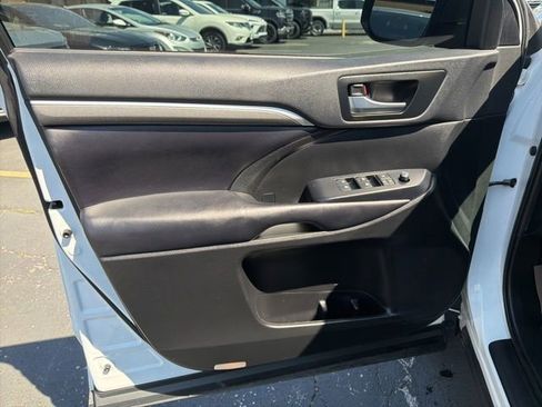 Used 2019 Toyota Highlander AWD V6 image 12