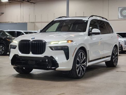 Used 2023 BMW X7 xDrive40i w/ M Sport Package AWD/4WD image 4