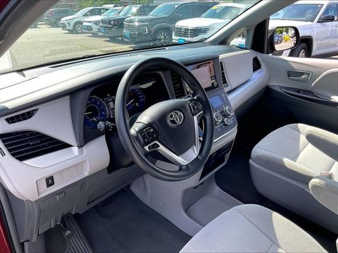Used 2019 Toyota Sienna L w/ Carpet Mat Package FWD image 5
