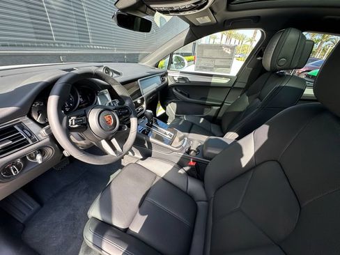 Used 2026 Porsche Macan AWD/4WD image 4