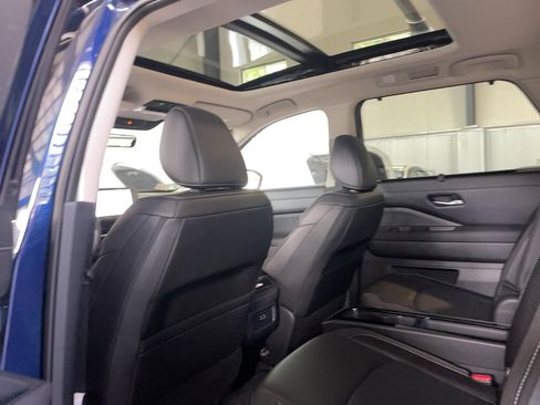 Used 2025 Nissan Pathfinder SL w/ SL Premium Package AWD/4WD image 7