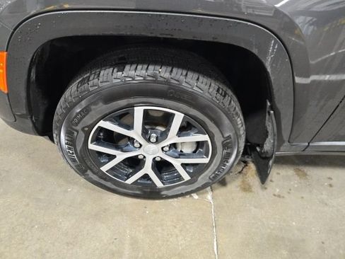 Used 2024 Jeep Grand Cherokee Limited AWD/4WD image 10