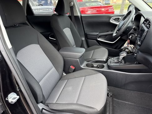 Used 2025 Kia Soul LX w/ LX Technology Package FWD image 21