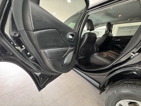 Used 2019 Jeep Cherokee Latitude Plus w/ Cold Weather Group AWD/4WD image 18